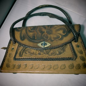 Bolso de mano de cuero repujado a mano de mediados de siglo, hecho en México, necesita 2 restauraciones menores de costuras.