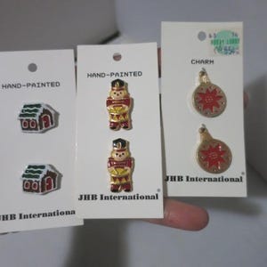Listado de botones vintage de casa de jengibre o botones de cascanueces y dije de bola navideña de JHB International