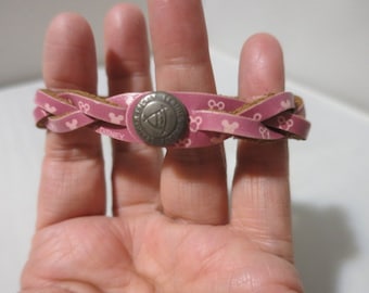 Pulsera vintage de Disney con diseño de ratón rosa y tratado de cuero. Brazalete de cuero a presión tamaño XL. Broches a 8 pulgadas de largo.