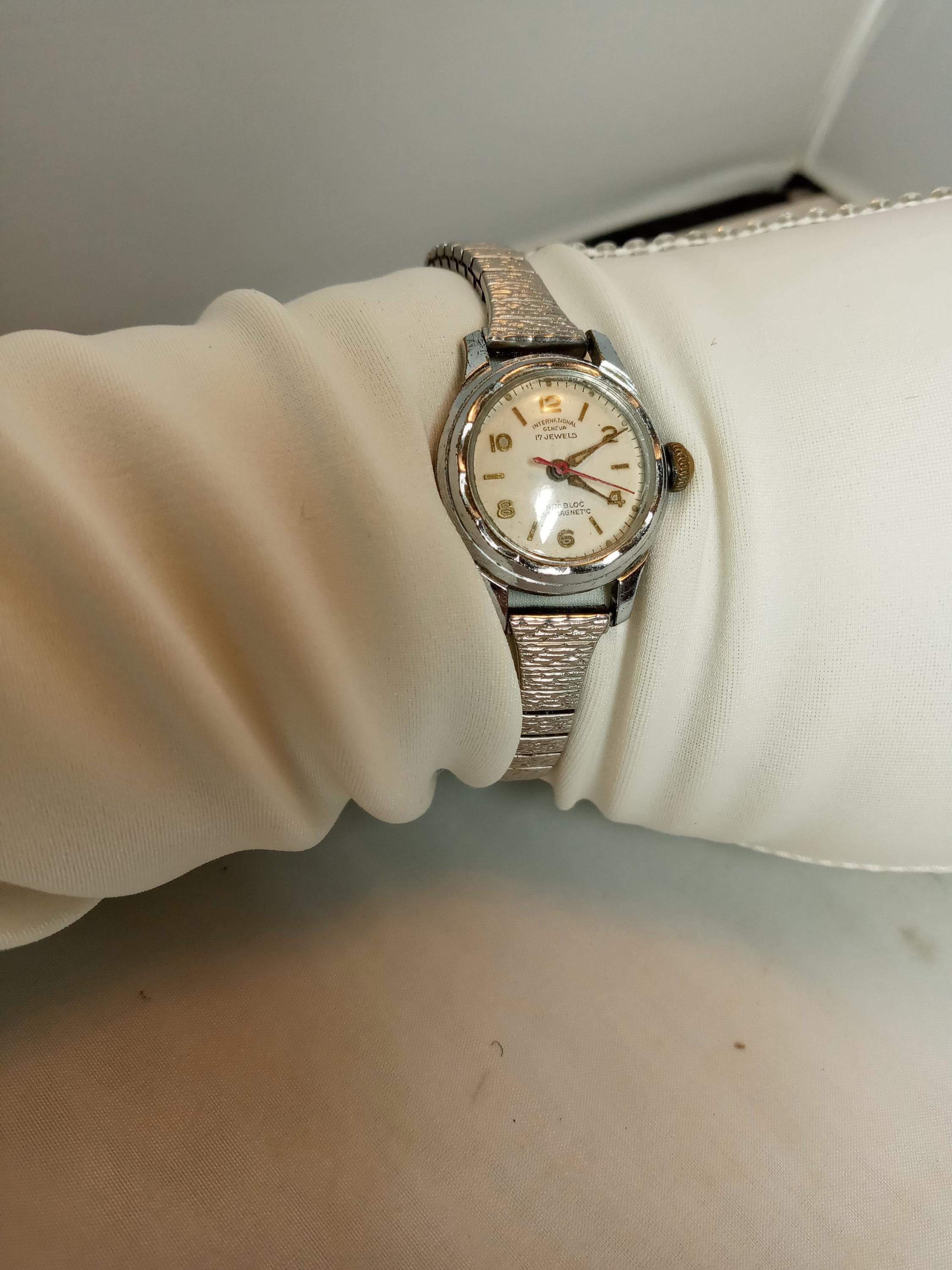International Geneva 17 Jewels Incabloc Antimagnetic Ladies Wrist