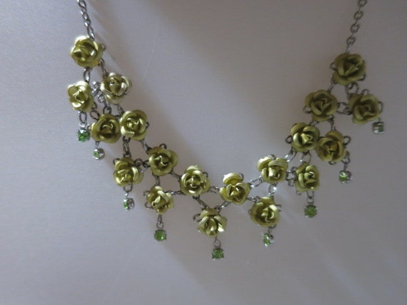 Vintage Chocker Necklace with Gold Tone Roses and… - image 1