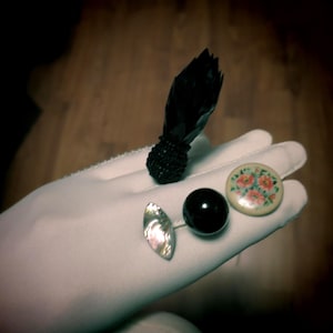 Alfiler de sombrero antiguo de concha de abulón, cristal azabache negro, botón floral, plumas negras y cuentas negro azabache de 7 a 11 pulgadas