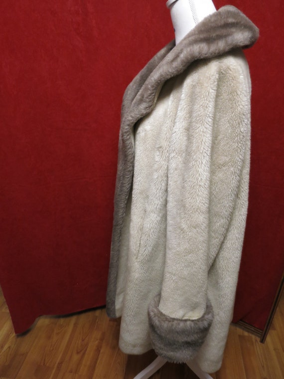 Lassie Faux Fur Women's Coat Size L Vintage 1960s… - image 3