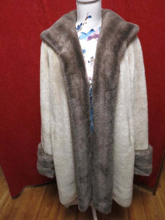 Lassie Faux Fur Women's Coat Size L Vintage 1960s… - image 2