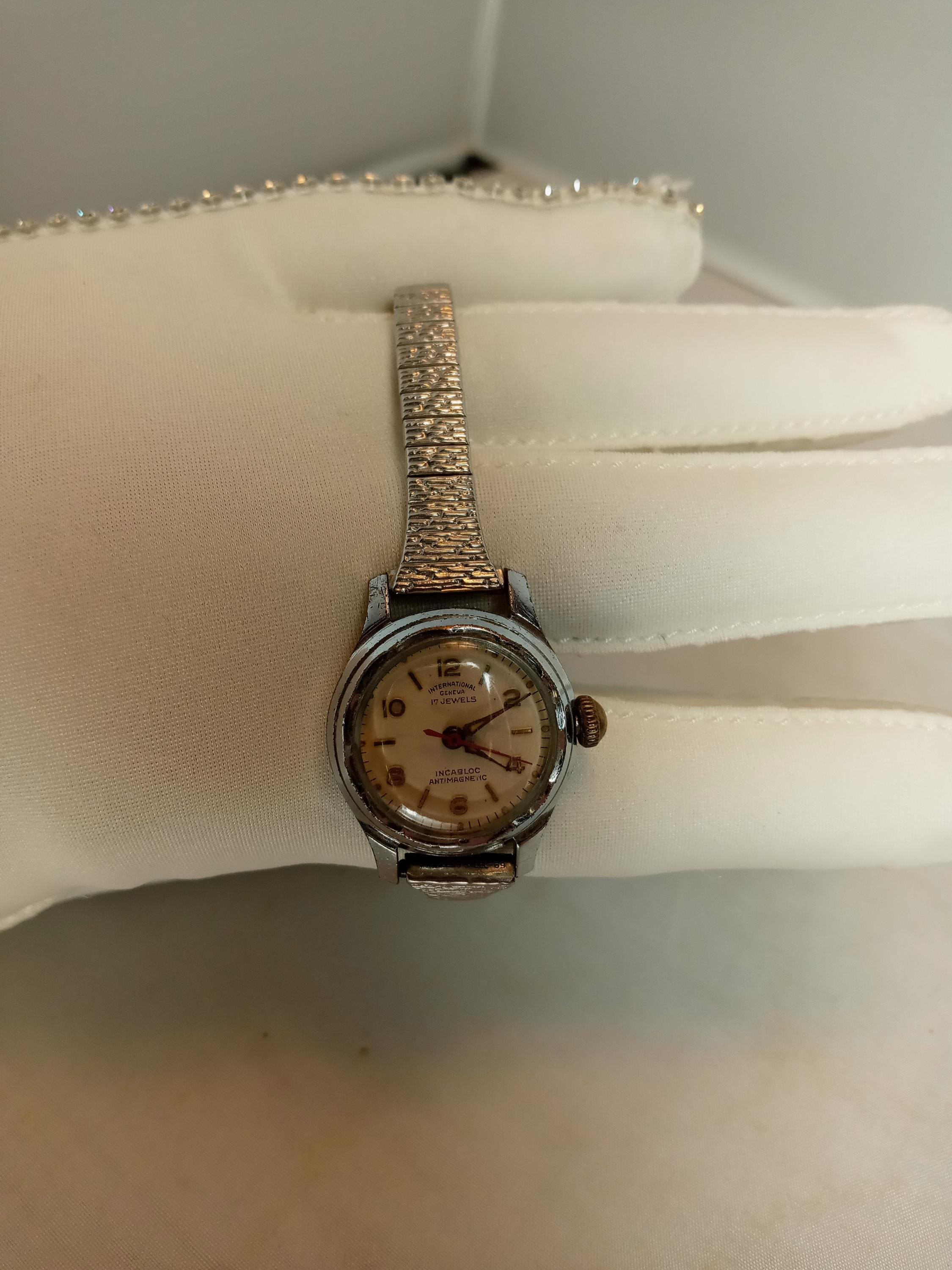 Vintage Geneva 17 Jewels Women’s Watch Silver Band Silver Face (Needs a Battery) Vintage Swiss ladies watch for sale main image 3