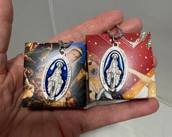 Blauwe Miraculous Metal Mary met zilverkleurige metalen ketting en geschenkverpakking Choice