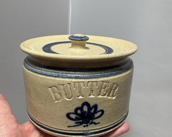 Mantequera de gres de Cedar Swamp Crock, firmada por Jack Boyko en la década de 1970, con diseño floral azul.
