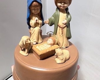 Presepe musicale in ceramica degli anni '80 che riproduce "Silent Night".