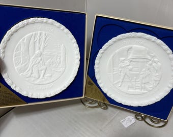 Plato conmemorativo del bicentenario blanco colonial de vidrio opalino Fenton Art Glass: En Dios confiamos o Proclamamos la libertad en toda la tierra.