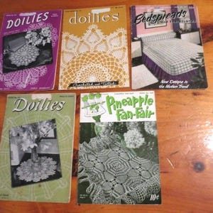 Zestawy obiadowe, bieżniki, narzuty na łóżka, obrusy, broszury z wzorami do wyboru