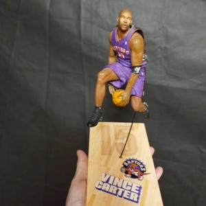 Vince Carter Raptors 15 scolpito in palla tra le gambe posa action figure