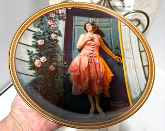 De pie en la puerta. Plato de colección "Mujeres redescubiertas" de Norman Rockwell, fabricado por Edwin M. Knowles China Co.