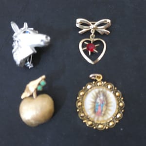 Vintage Silverfärgad Nål eller Hänge - Enhörning, Hjärta, Äpple, Moder Maria