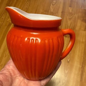 Jarra de leche Hazel Atlas, mediados de los años 50, color naranja sobre blanco, vaso de leche