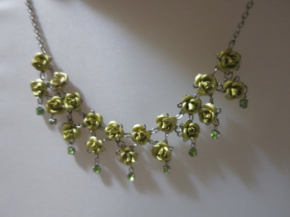 Vintage Chocker Necklace with Gold Tone Roses and… - image 2