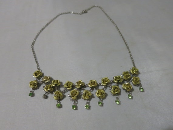 Vintage Chocker Necklace with Gold Tone Roses and… - image 3