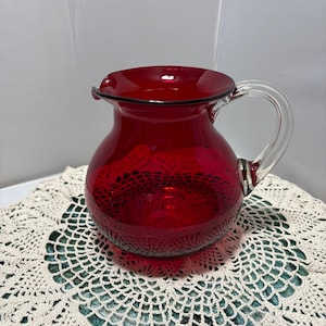 Rubinroter Krug aus mundgeblasenem Glas mit klarem Griff für 2QT 64 Unzen