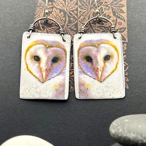 Eulen Kunst Ohrringe/ Kunst zu tragen Ohrringe/ Upcycled Schmuck/ Umweltfreundlicher Schmuck/ Schleiereule Ohrringe