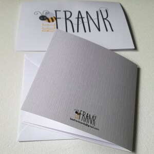 Pu&ograve; includere: Un biglietto grigio con un'ape e il testo "Bee Frank" in nero. Il retro del biglietto ha un'ape e il testo "Bee Frank" in nero e il testo "beefrankcards@gmail.com" in nero.