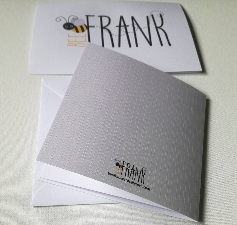 Pu&ograve; includere: Un biglietto grigio con un'ape e il testo "Bee Frank" in nero. Il retro del biglietto ha un'ape e il testo "Bee Frank" in nero e il testo "beefrankcards@gmail.com" in nero.