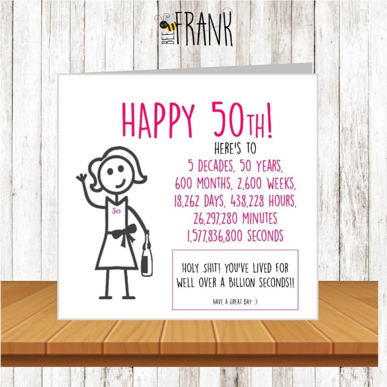 Pu&ograve; includere: Un biglietto di auguri di compleanno divertente con un'illustrazione di un personaggio stilizzato che tiene una bottiglia di vino. Il biglietto recita "Happy 50th! Here's to 5 decades, 50 years, 600 months, 2,600 weeks, 18,262 days, 438,228 hours, 26,297,280 minutes, 1,577,836,800 seconds. Holy shit! You've lived for well over a billion seconds!! Have a great day!"