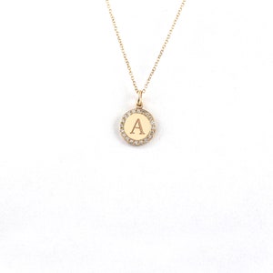 Collar con disco de monograma de oro macizo, colgante de círculo de diamantes, joyería grabada personalizada, regalo personalizado, elegante pieza de oro, 9K, 14K, 18K