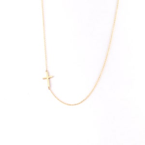 Halsband med kors i massivt guld: Elegant dopgåva