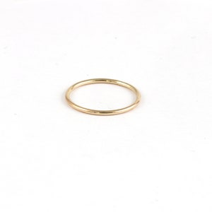 Bague fine en or massif : jonc empilable délicat (9 carats, 14 carats, 18 carats)