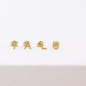 Pendientes pequeños con monograma dorado estilo rock, iniciales de nombre y letras en oro, regalo para cumpleaños, pendientes con monograma con el nombre de mi hijo, regalo para mamá