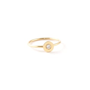 Anel Simples com Ponto Dourado e um Pequeno Diamante, Formato Dourado e Estilo Geométrico para Mulher, Anel Clássico e Moderno para o Dia a Dia
