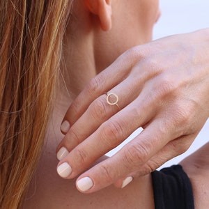Anel de círculo de ouro maciço, anel de círculo minimalista, design simples, design elegante para ela, presente para ela, 9K, 14K, 18K, anel moderno, anel da moda