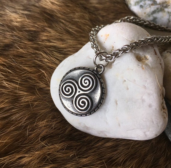 Celtic Triskelion Pendant Chain 316l Titanium Triple Spiral Triskele New Grange Vikings Sacred Three Trinity Boudica - Newgrange Triple Spiral Pendant Celtic Triskelion Pendant Chain 316l Titanium Triple Spiral Triskele New Grange Vikings Sacred Three Trinity Boudica - Newgrange Triple Spiral Pendant