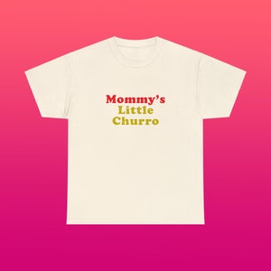 Mommy's Little Churro Camiseta unissex de algodão pesado Herança Hispânica Família Latina Engraçado Bonito Paródia Presente Almôndega Camisa da cidade de Nova York