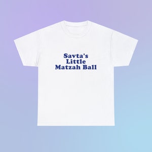 Savta's Little Matzah Ball Unissex Camiseta Pesada de Algodão Família Judaica Engraçada Fofa Hanukkah Presente Hebraico Almôndega Camisa New York City Little Italy