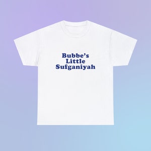 Bubbe's Little Sufganiyah Camiseta unissex de algodão pesado Família judaica Engraçado fofo Hanukkah paródia presente Almôndega Camisa Little Italy da cidade de Nova York