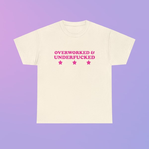 Overworked & Underfucked Unisex Heavy Cotton Tee Y2K Kultig Lustig It Girl Meme Spruch Shirt Freches Sarkasmus Geschenk Unhinged Chaotisch Viral Zitat