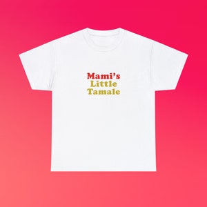 Mami's Little Tamale Camiseta unissex de algodão pesado Herança Hispânica Família Latina Engraçado Bonito Paródia Presente Almôndega Camisa da cidade de Nova York