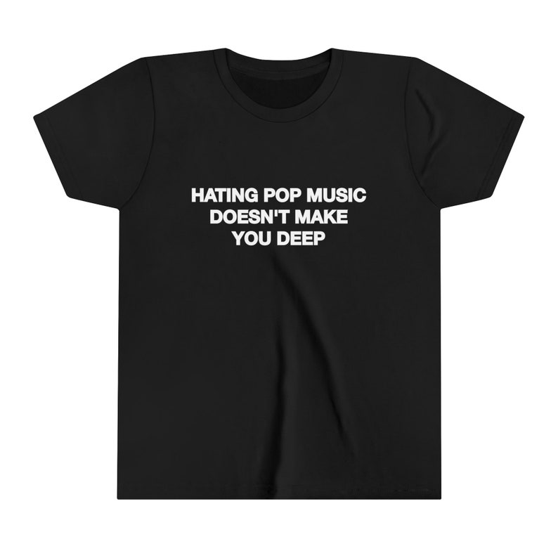 Hating Pop Music Doesn't Make You Deep Baby Tee Short Sleeve Crop Top Y2K Iconic Funny It Girl Meme Phrase Shirt Sassy Sarcastic Cute Gift Black