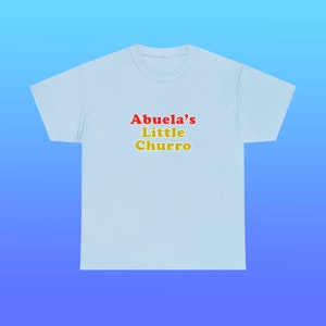 Abuela's Little Churro Camiseta unissex de algodão pesado Herança Hispânica Família Latina Engraçada Paródia Fofa Presente Almôndega Camisa da cidade de Nova York