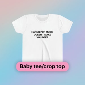 Hating Pop Music Doesn&#39;t Make You Deep Baby Tee Short Sleeve Crop Top Y2K Iconic Funny It Girl Meme Phrase Shirt Sassy Sarcastic Cute Gift