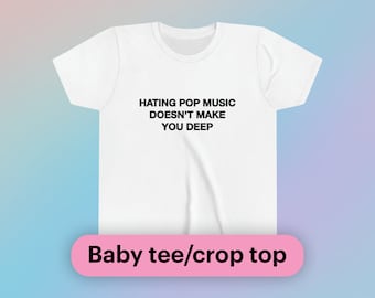Hating Pop Music Doesn&#39;t Make You Deep Baby Tee Short Sleeve Crop Top Y2K Iconic Funny It Girl Meme Phrase Shirt Sassy Sarcastic Cute Gift