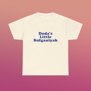 Camiseta unissex de algodão pesado Doda's Little Sufganiyah, família judaica, engraçada, fofa, paródia de Hanukkah, presente, almôndega, camisa da Little Italy da cidade de Nova York