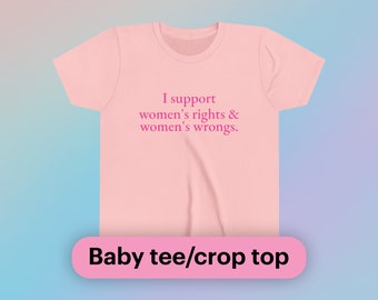 Camiseta de bebé de manga corta con texto "Apoyo los derechos y los errores de las mujeres", estilo Y2K, icónica, divertida, con frase de meme de "It Girl", atrevida, desquiciada y caótica.