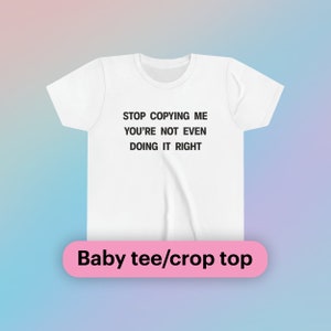Pare de me copiar, você nem está fazendo direito. Camiseta curta de manga curta para bebê, Y2K, icônica, engraçada, com frase de meme de It Girl, presente atrevido e fofo.