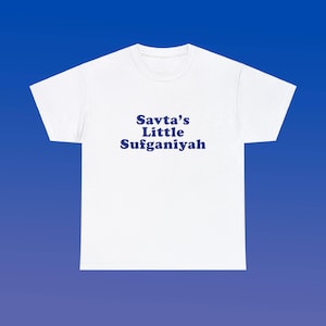 Savta's Little Sufganiyah Camiseta unissex de algodão pesado Família judaica Engraçado fofo Hanukkah paródia presente Almôndega Camisa Little Italy da cidade de Nova York