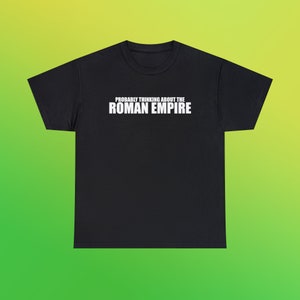 Provavelmente pensando sobre o Império Romano Camiseta de algodão pesada unissex Engraçada frase meme aleatória camisa piada caótica sarcástica viral citação tiktok