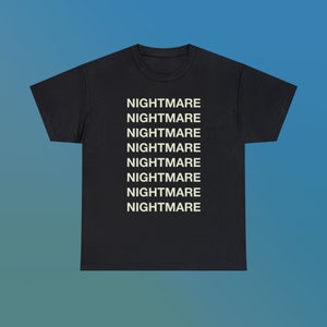 Puede incluir: Camiseta negra con la palabra "NIGHTMARE" repetida siete veces en texto blanco.