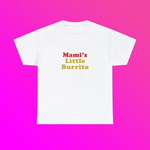 Mami's Little Burrito Camiseta unissex de algodão pesado Herança Hispânica Família Latina Engraçado Bonito Paródia Presente Almôndega Camisa da cidade de Nova York