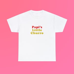 Papi's Little Churro Camiseta unissex de algodão pesado Herança Hispânica Família Latina Engraçado Bonito Paródia Presente Almôndega Camisa da cidade de Nova York