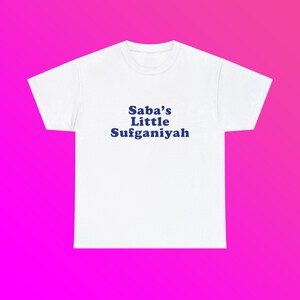 Saba's Little Sufganiyah Unissex Camiseta Pesada de Algodão Família Judaica Engraçado Bonito Hanukkah Paródia Presente Almôndega Camisa Little Italy de Nova York
